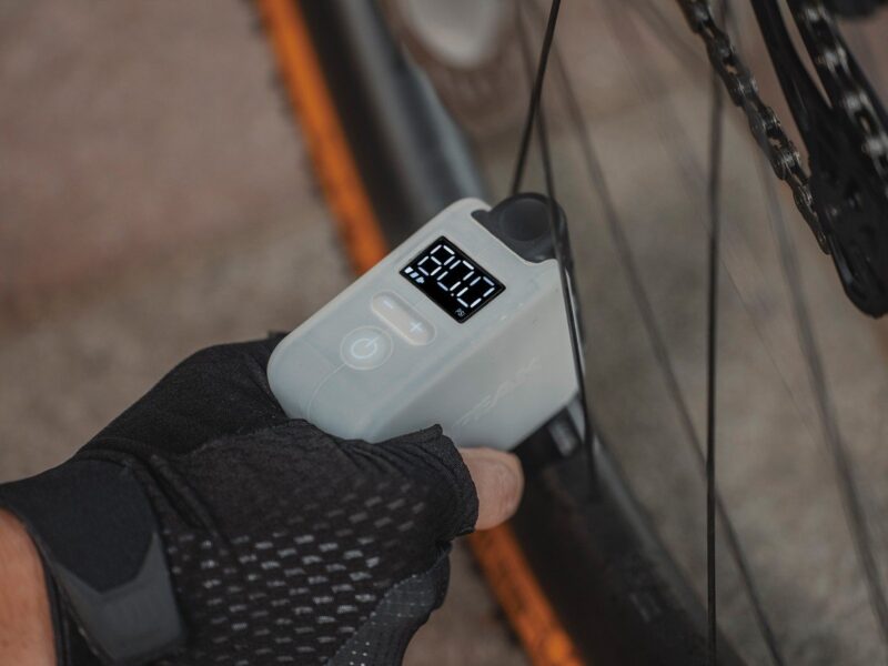Topeak pomp accucompressor minicompressor E-booster digital